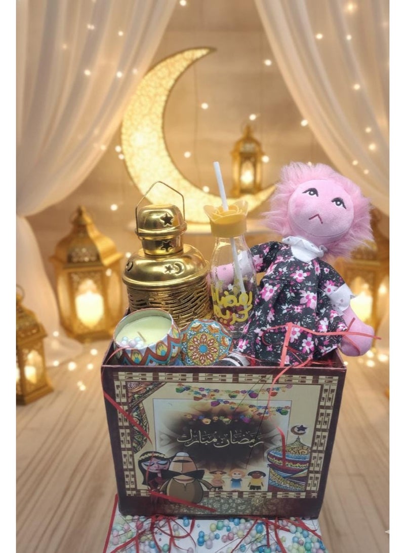 بوكس رمضان + 4 هدايا ( عروسة طمطم + فانوس ذهبي 25 سم + شمعة فواحة معطرة + زجاجة بالشالميو للمشروبات  ) - Image 1